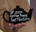 Troféu do Agatha Award - um bule de chá - para Jack French por Melhor Não-ficção de 2004