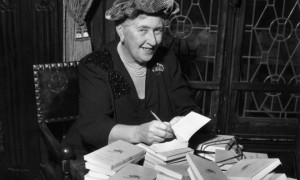 Agatha Christie autografando em 1965